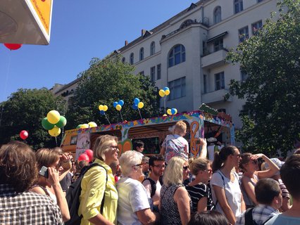 Viele Zuschauer haben sich am Südstern in Kreuzberg versammelt.