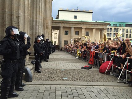 Polizisten schirmen die Demonstrationen voneinander ab.