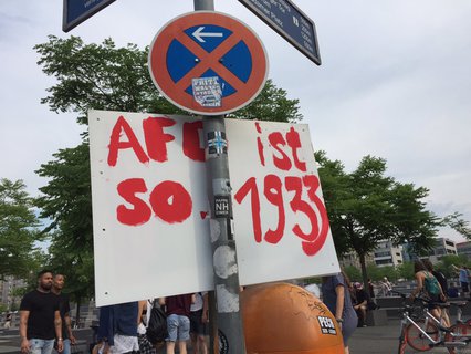 Protestschild gegenüber vom Holocaust-Mahnmahl.