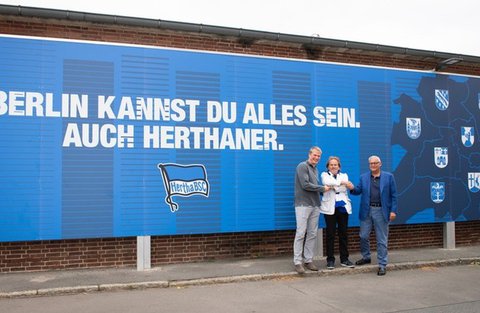 Alle sind happy. Paul Keuter, Mitglied der Geschäftsleitung und verantwortlich für Kommunikation, Markenführung. Zander (Mitte) und Gegenbauer.