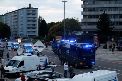 Wasserwerfer der Polizei in Chemnitz