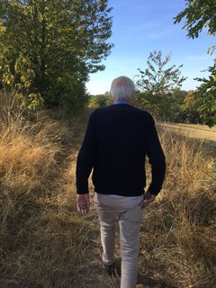 Henning Harnischs Vater beim Spaziergang