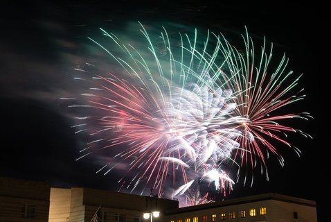Für alle, die das Feuerwerk verpasst haben (so wie wir hier in der Tagesspiegel-Redaktion): So in etwa hat es wohl ausgesehen. Schick.