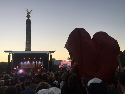 Die Masse klatscht, wenn Konstantin Wecker von freien Grenzen singt.