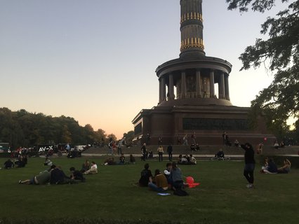 Feierabendstimmung an der Siegessäule. Entspannen, trinken und dem Konzert lauschen.