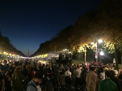 Auf halben Weg zwischen Siegessäule und Brandenburger Tor feiern junge Leute bei Hip Hop Sounds.