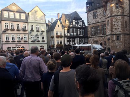 Gregor Gysi vor dem Marburger Rathaus
