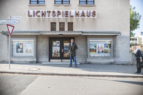 Aprospos Helden: Vor dem Kino in Lauterbach