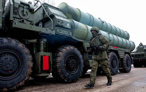 Ein Soldat patrouilliert vor dem russischen Raktenabwehrsystem S-400.