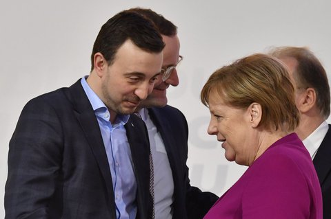 Auch Kanzlerin Angela Merkel gratuliert Paul Ziemiak zur Wahl