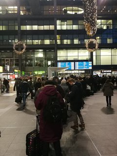 Reisende stehen warten auf eine Auskunft am Servicecenter