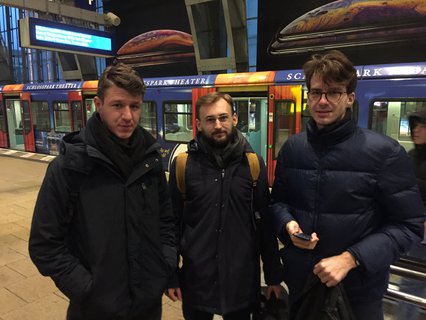 Drei Touristen aus Slowenien fühlen sich am Bahnhof Alexanderplatz ziemlich alleingelassen.