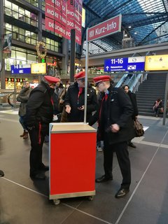DB-Mitarbeiter haben einen Informationsstand in der Bahnhofhalle eingerichtet.