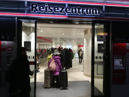 Anstehen am DB-Reisezentrum.