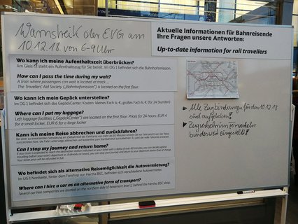 Analoge Fahrgastauskunft der Deutschen Bahn.