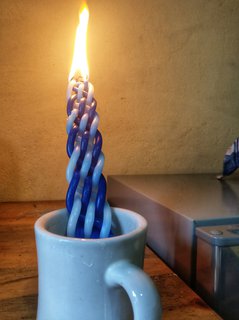 Havdalah Kerze in provisorischer Kerzenhalter-Tasse.