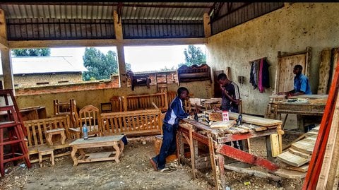 Neben Tischen und Stühlen wird jetzt auch eine Channukia hergestellt.