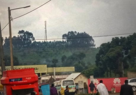 Funkmast im Dorf erlaubt rasend schnelles Internet.