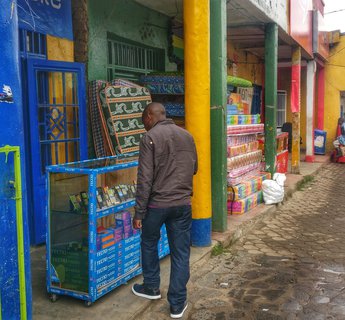 Handy-Shoppen im Dorf.