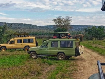 Safari-Jeeps bieten Luxus mitten in der Wildnis.