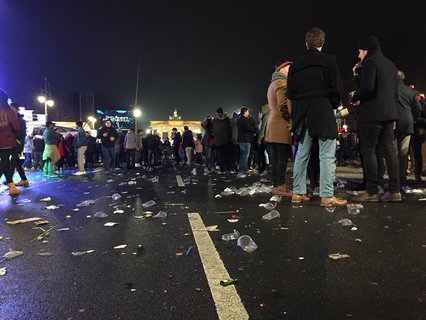 Die Partymeile leert sich langsam - und die Hinterlassenschaften der Besucher kommen zum Vorschein.
