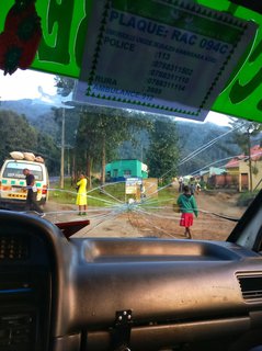 Loch in der Windschutzscheibe, aber das Radio spielt und spielt.