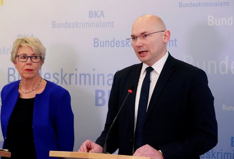 Sabine Vogt von BKA und Oberstaatsanwalt Georg Ungefuk  