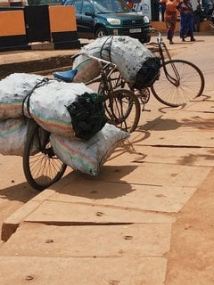 Die enorme Last macht den Job gefährlich.