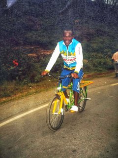 Gasores erstes, hart verdientes Fahrrad.