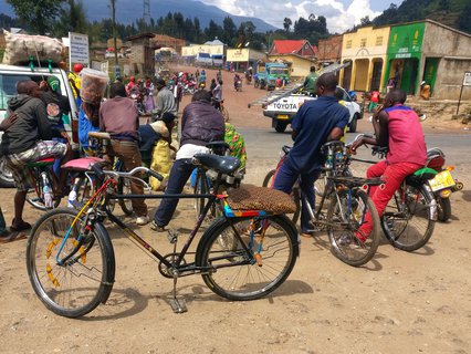 Bunt angemalt und mit Polster auf dem Rücksitz werden Fahrräder zu Taxen.