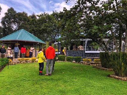 Vor dem Gorilla-Trekking noch schnell einen Luxuskaffee im Camp.