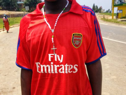 Wahrscheinlich kein Original und auch ohne Ruanda-Werbung, aber dafür originell mit Kreuz.