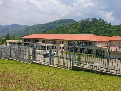 Großes neues Krankenhaus für die Dorfbewohner.