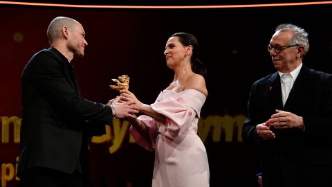 Nadav Lapid nimmt den Goldenen Bären entgegen.