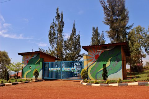 Oase in Form eines Jugenddorfes verbirgt sich hinter dem Eingangstor.