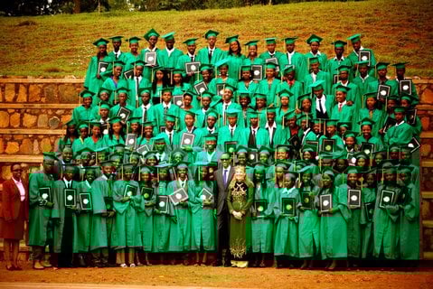 Erste Absolventen des Jugenddorfes und Gründerin mit Präsident Kagame.