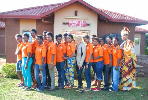 Dorfgründerin und Schüler vor dem David Ben-Gurion Haus.