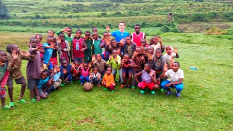 Fußball mit Kids und lokalen Beamten.