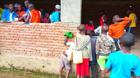 Anstehen, sich wiegen, Blutdruck messen und eventuell HIV-Check durchführen lassen.