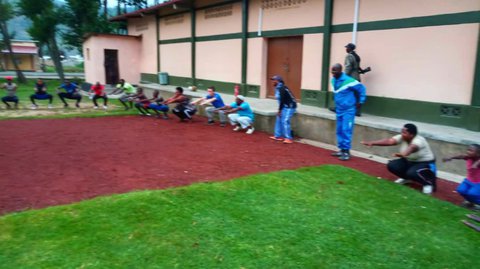 Kollektives Stretching am Morgen.