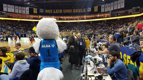 Der Albatros ist dabei - und zahlreiche spanische Journalisten natürlich auch. 