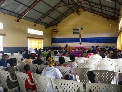 Die Plastikstühle füllen sich langsam mit Gästen.