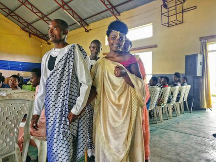 Junges Ehepaar in schicken, traditionellen Gewändern.