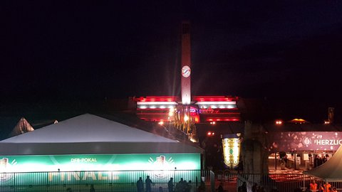 Der Glockenturm leuchtet in den Siegerfarben.