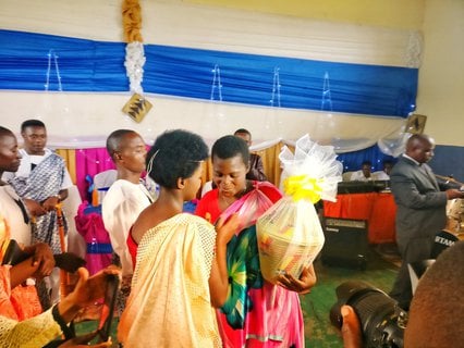 Traditioneller Korb mit traditionellem Inhalt