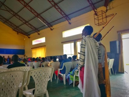 Zwei junge Hirten tanzen zum Muhen der digitalen Kühe.