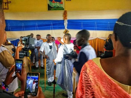 Ehemann zahlt die Mitgift — oft eine große finanzielle Bürde.