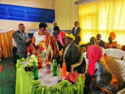 Vater mit Schleife am Hut