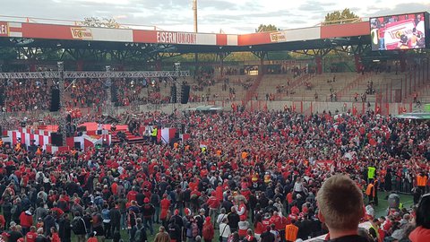 Sebastian Polter kommt mit Fahne. 