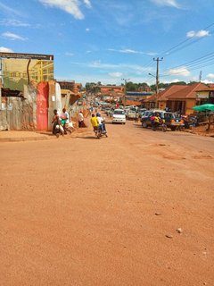 Alltagschaos auf den staubigen Straßen Kampalas.